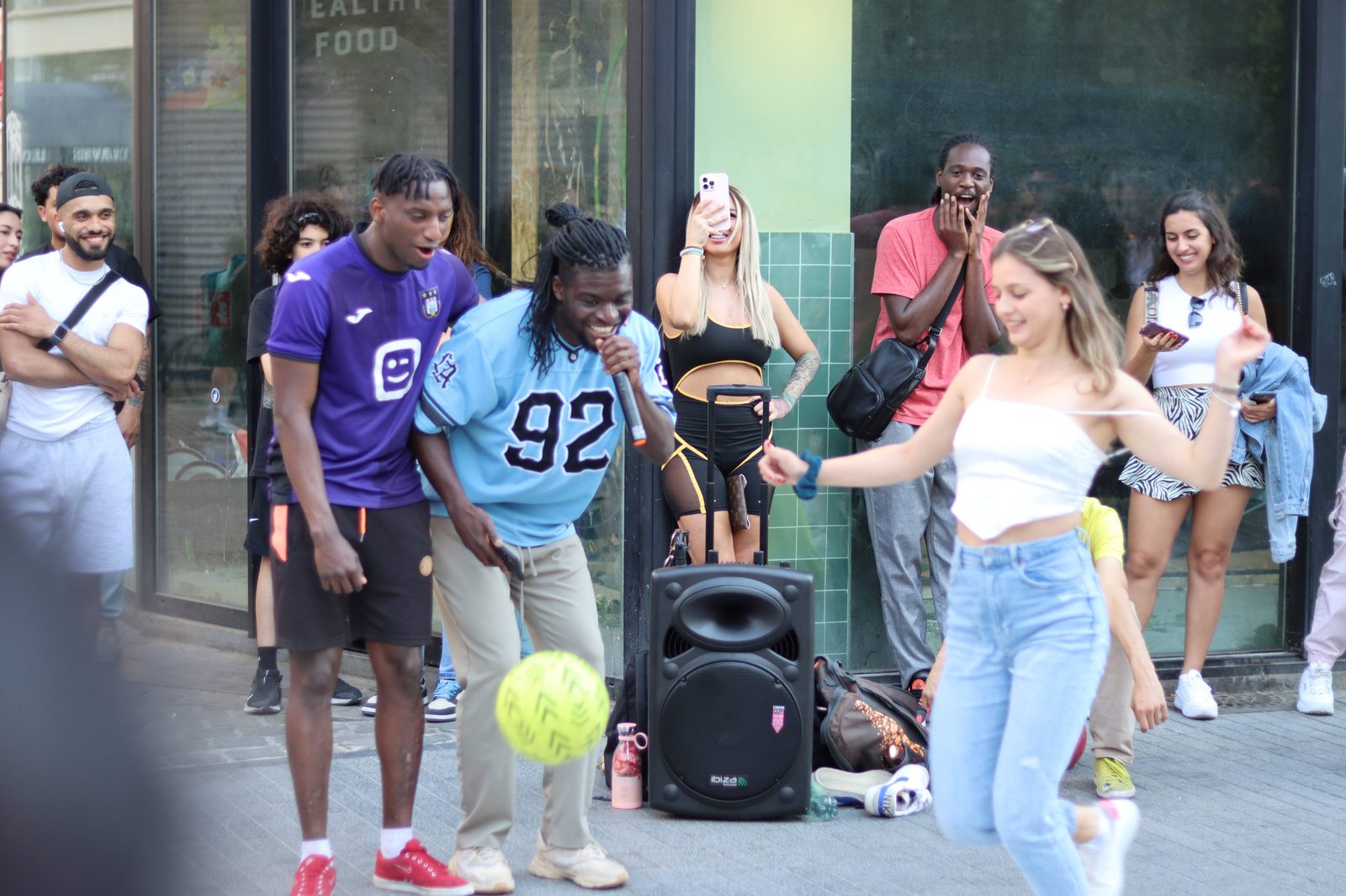 Animation foot freestyle et MC Street OG dans la rue